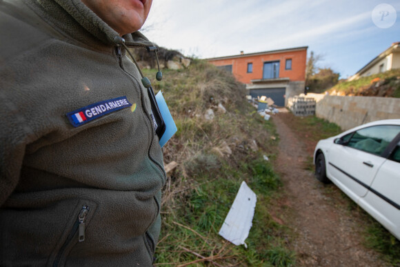 La maison en construction de Delphine Jubillar (Aussaguel) , disparue sans laisser de traces depuis le 16 décembre 2020 à Cagnac les Mines dans le Tarn. Un gendarme et une équipe du service des eaux ont mené des investigations pour chercher des traces dans le réseau raccordé à la maison. Le 7 janvier 2021. © Frédéric Maligne / Bestimage