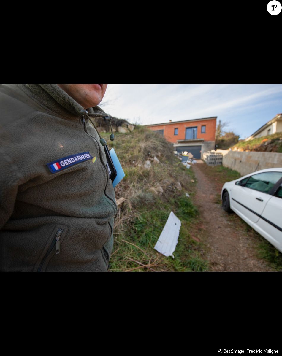 La maison en construction de Delphine Jubillar (Aussaguel) , disparue sans laisser de traces depuis le 16 décembre 2020 à Cagnac les Mines dans le Tarn. Un gendarme et une équipe du service des eaux ont mené des investigations pour chercher des traces dans le réseau raccordé à la maison. Le 7 janvier 2021. © Frédéric Maligne / Bestimage