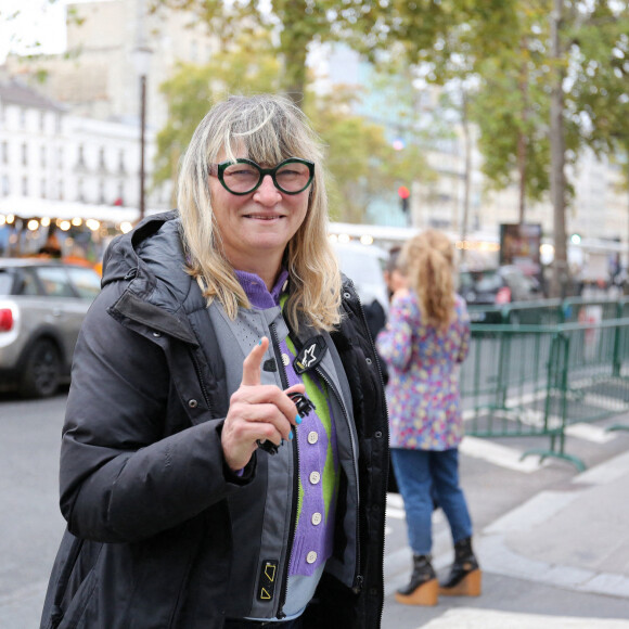 Christine Bravo quitte les studios de RTL à Neuilly-sur-Seine, le 23 octobre 2020.