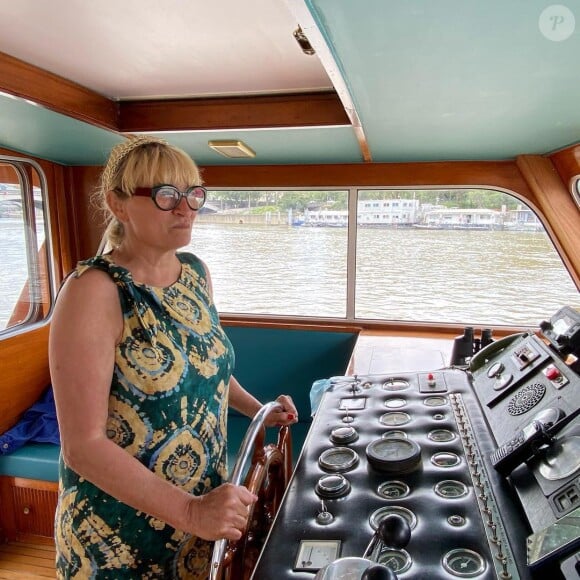 Christine Bravo à bord de son bateau.