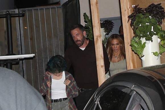 Exclusif - Jennifer Lopez est allée diner avec sa fille Emme et son compagnon Ben Affleck au restaurant Craig à Los Angeles, le 11 août 2021