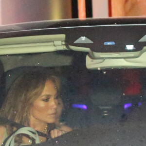 Jennifer Lopez est allée diner avec sa fille Emme et son compagnon Ben Affleck au restaurant Craig à Los Angeles, le 11 août 2021