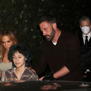 Jennifer Lopez est allée diner avec sa fille Emme et son compagnon B. Affleck au restaurant Craig à Los Angeles, le 11 août 2021 V