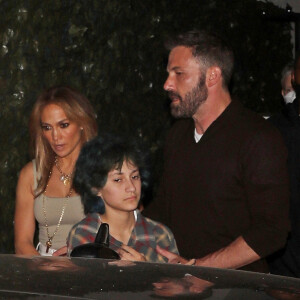 Jennifer Lopez est allée diner avec sa fille Emme et son compagnon B. Affleck au restaurant Craig à Los Angeles