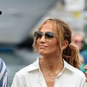 Jennifer Lopez poursuit ses vacances sans Ben Affleck à Portofino, le 31 juillet 2021. La chanteuse porte un collier avec le prénom "Ben".