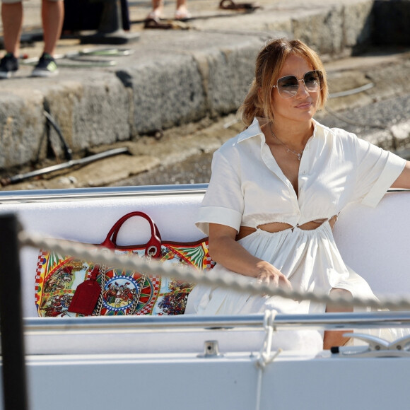 Jennifer Lopez poursuit ses vacances sans Ben Affleck à Portofino, le 31 juillet 2021.