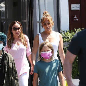 Jennifer Lopez et Ben Affleck déjeunent avec leurs enfant, Samuel et Emme, au Country Mart de Brentwood, Los Angeles, Californie, Etats-Unis, le 9 juillet 2021.