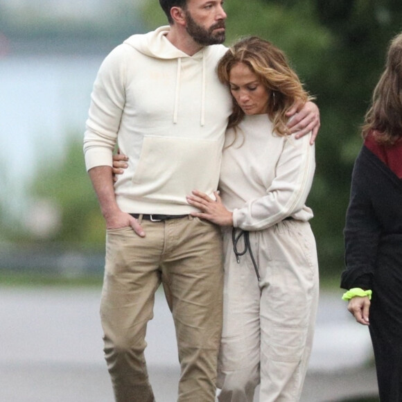 Jennifer Lopez et son compagnon Ben Affleck se promènent en amoureux dans les Hamptons lors du week end du 4 juillet . New York, le 3 juillet 2021.