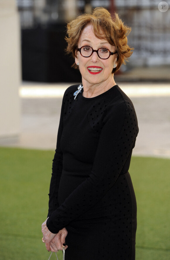 Una Stubbs lors du vernissage de l'exposition d'été de la "Royal Academy of Arts" à la Burlington House, Piccadilly, à Londres.