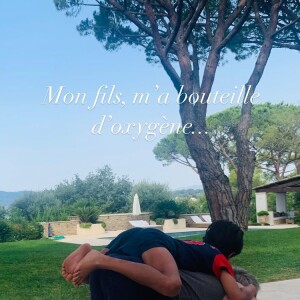 Franck Dubosc fait une tendre déclaration à son fils, durant leurs vacances.