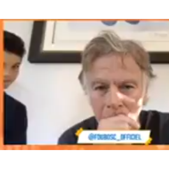 Franck Dubosc et son fils pendant le Live d'Arthur, le 3 avril 2020.