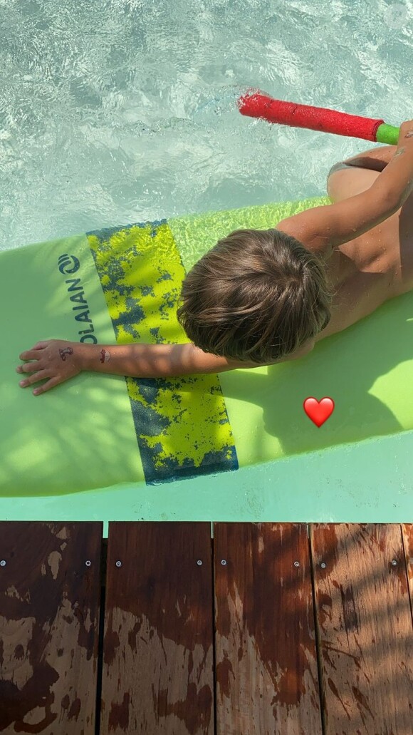 Laure Manaudou a photographié son fils Lou (4 ans) sur une planche de surf. Le 14 août 2021.