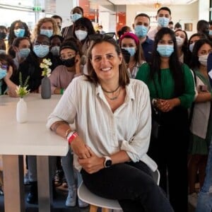 Laure Manaudou s'est exprimée face à des adolescents à Roland-Garros, sur invitation de BNP Paribas. Le 31 mai 2021.