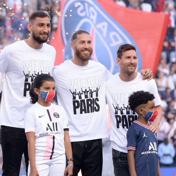 CEREMONIE - HOMMAGE - PRESENTATION DES NOUVELLES RECRUES DU PSG - 30 LIONEL LEO MESSI (PSG) - 04 SERGIO RAMOS (PSG) - 02 ACHRAF HAKIMI (PSG) - 50 GIANLUIGI DONNARUMMA (PSG) - 18 GEORGINIO WIJNALDUM (PSG) - Présentation des joueurs - Match de football en ligue 1 Uber Eats : Le PSG (Paris Saint-Germain) remporte la victoire 4-2 contre Strasbourg au Parc des Princes.. Pas de jauge pour ce match, le Parc des Princes est rempli au maximum de sa capacité, une première depuis 18 mois. © Philippe Lecoeur / Panoramic / Bestimage  Soccer match PSG vs Strasbourg (4-2) at Parc des Princes stadium in Paris on august 14th 2021