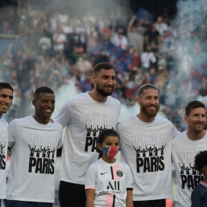 Presentation de Lionel Leo Messi ( 30 - PSG ) - Gianluigi Donnarumma ( 50 - PSG ) - Sergio Ramos ( 4 - PSG ) - Georginio Wijnaldum ( 18 - PSG ) - Achraf Hakimi ( 2 - PSG ) - - Présentation des joueurs - Match de football en ligue 1 Uber Eats : Le PSG (Paris Saint-Germain) remporte la victoire 4-2 contre Strasbourg au Parc des Princes le 14 août 2021. Pas de jauge pour ce match, le Parc des Princes est rempli au maximum de sa capacité, une première depuis 18 mois. © Federico Pestellini / Panoramic / Bestimage 