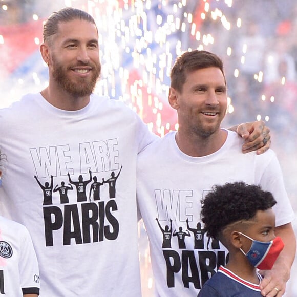 CEREMONIE - HOMMAGE - PRESENTATION DES NOUVELLES RECRUES DU PSG - 30 LIONEL LEO MESSI (PSG) - 04 SERGIO RAMOS (PSG) - Présentation des joueurs - Match de football en ligue 1 Uber Eats : Le PSG (Paris Saint-Germain) remporte la victoire 4-2 contre Strasbourg au Parc des Princes le 14 août 2021. Pas de jauge pour ce match, le Parc des Princes est rempli au maximum de sa capacité, une première depuis 18 mois. © Philippe Lecoeur / Panoramic / Bestimage 