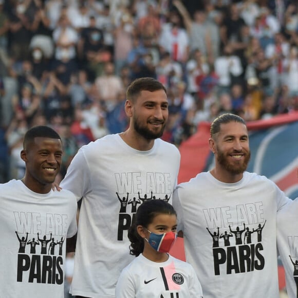 Presentation de Lionel Leo Messi ( 30 - PSG ) - Gianluigi Donnarumma ( 50 - PSG ) - Sergio Ramos ( 4 - PSG ) - Georginio Wijnaldum ( 18 - PSG ) - Achraf Hakimi ( 2 - PSG ) - - Présentation des joueurs - Match de football en ligue 1 Uber Eats : Le PSG (Paris Saint-Germain) remporte la victoire 4-2 contre Strasbourg au Parc des Princes le 14 août 2021. Pas de jauge pour ce match, le Parc des Princes est rempli au maximum de sa capacité, une première depuis 18 mois. © Federico Pestellini / Panoramic / Bestimage 