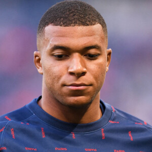 ECHAUFFEMENT - 07 KYLIAN MBAPPE (PSG) - Match de football en ligue 1 Uber Eats : Le PSG (Paris Saint-Germain) remporte la victoire 4-2 contre Strasbourg au Parc des Princes le 14 août 2021. Pas de jauge pour ce match, le Parc des Princes est rempli au maximum de sa capacité, une première depuis 18 mois. © Philippe Lecoeur / Panoramic / Bestimage 