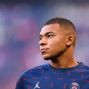 ECHAUFFEMENT - 07 KYLIAN MBAPPE (PSG) - Match de football en ligue 1 Uber Eats : Le PSG (Paris Saint-Germain) remporte la victoire 4-2 contre Strasbourg au Parc des Princes le 14 août 2021. Pas de jauge pour ce match, le Parc des Princes est rempli au maximum de sa capacité, une première depuis 18 mois. © Philippe Lecoeur / Panoramic / Bestimage  Soccer match PSG vs Strasbourg (4-2) at Parc des Princes stadium in Paris on august 14th 2021