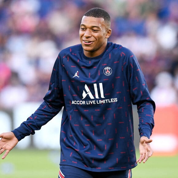 ECHAUFFEMENT - 07 KYLIAN MBAPPE (PSG) - Match de football en ligue 1 Uber Eats : Le PSG (Paris Saint-Germain) remporte la victoire 4-2 contre Strasbourg au Parc des Princes le 14 août 2021. Pas de jauge pour ce match, le Parc des Princes est rempli au maximum de sa capacité, une première depuis 18 mois. © Philippe Lecoeur / Panoramic / Bestimage  Soccer match PSG vs Strasbourg (4-2) at Parc des Princes stadium in Paris on august 14th 2021