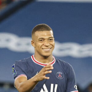 Kylian Mbappe et Matz Sels 1 - Match de football en ligue 1 Uber Eats : Le PSG (Paris Saint-Germain) remporte la victoire 4-2 contre Strasbourg au Parc des Princes le 14 août 2021. Pas de jauge pour ce match, le Parc des Princes est rempli au maximum de sa capacité, une première depuis 18 mois. © Elyxandro Cegarra / Panoramic / Bestimage  Soccer match PSG vs Strasbourg (4-2) at Parc des Princes stadium in Paris on august 14th 2021
