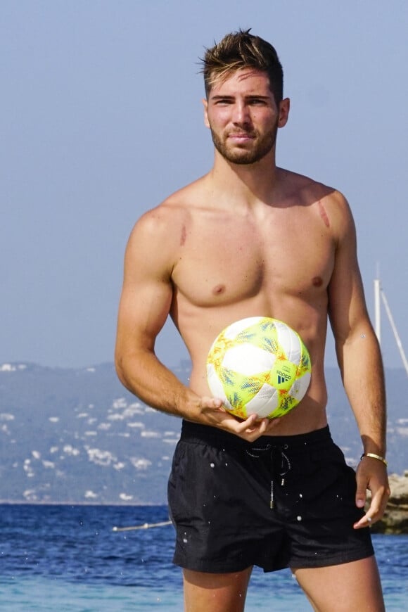 Exclusif - Luca Zidane a été aperçu avec des amis en train de jouer au football sur une plage à Ibiza en Espagne, le 14 juin 2019. 