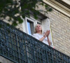 Exclusif - Flavie Flament et son fils Enzo Castaldi sont au balcon de leur domicile pour applaudir le personnel soignant en première ligne face à l'épidémie de Coronavirus (Covid-19) à Paris le 12 avril 2020.