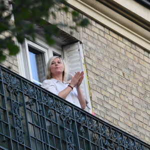 Exclusif - Flavie Flament et son fils Enzo Castaldi sont au balcon de leur domicile pour applaudir le personnel soignant en première ligne face à l'épidémie de Coronavirus (Covid-19) à Paris le 12 avril 2020.