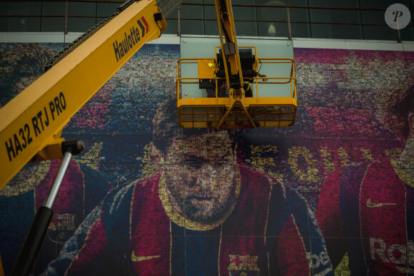 Le portrait de Lionel Leo Messi retiré de la façade du stade Camp Nou, après son départ pour le PSG, le 10 août 2021.