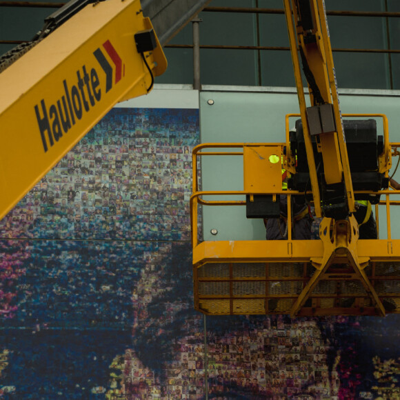 Le portrait de Lionel Leo Messi retiré de la façade du stade Camp Nou, après son départ pour le PSG, le 10 août 2021.