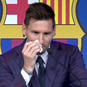 Lionel Leo Messi en larmes lors de la conférence de presse annoncant son départ du FC Barcelone.