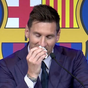 Lionel Leo Messi en larmes lors de la conférence de presse annoncant son départ du FC Barcelone.