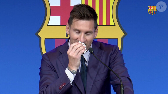 Lionel Leo Messi en larmes lors de la conférence de presse annoncant son départ du FC Barcelone.
