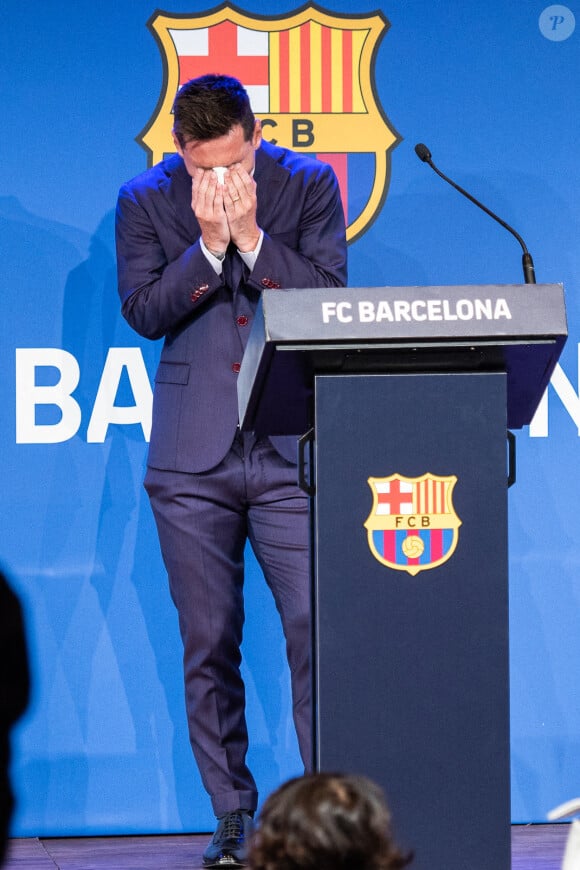 Lionel Leo Messi en larmes lors de la conférence de presse annoncant son départ du FC Barcelonek, le 8 août 2021. © Marc Gonzalez Aloma/AFP7 via Zuma Press/Bestimage