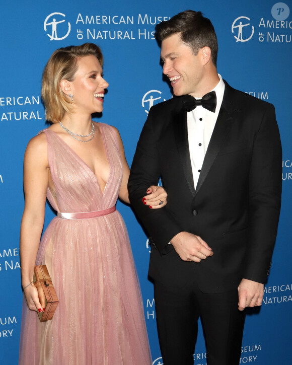 Scarlett Johansson et son compagnon Colin Jost au photocall de la soirée "2018 American Museum of Natural History Gala" à New York, le 15 novembre 2018.