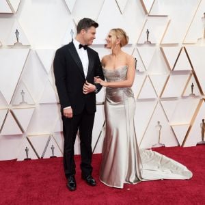 Scarlett Johansson et son fiancé Colin Jost lors du photocall des arrivées de la 92ème cérémonie des Oscars 2020 au Hollywood and Highland à Los Angeles, le 9 février 2020.