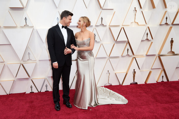 Scarlett Johansson et son fiancé Colin Jost lors du photocall des arrivées de la 92ème cérémonie des Oscars 2020 au Hollywood and Highland à Los Angeles, le 9 février 2020.