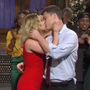 Scarlett Johansson et Colin Jost s'embrassent dans l'émission Saturday Night Live.