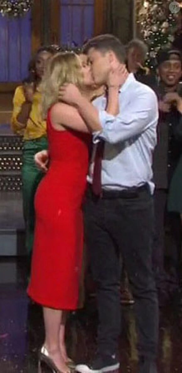Scarlett Johansson et Colin Jost s'embrassent dans l'émission Saturday Night Live.
