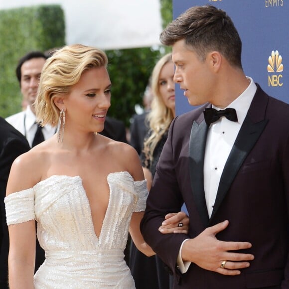 Scarlett Johansson et son compagnon Colin Jost au 70ème Primetime Emmy Awards au théâtre Microsoft à Los Angeles, le 17 septembre 2018