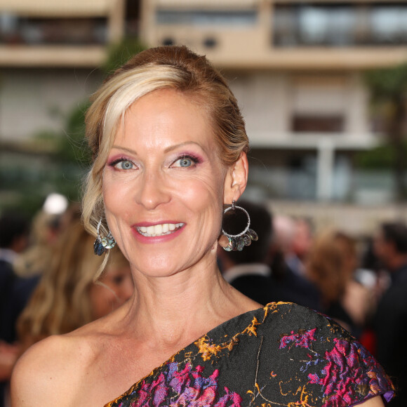 Rebecca Hampton (robe Christophe Guillarmé à encolure asymétrique en jacquard à relief noir et violet) lors de la soirée d'ouverture du 59ème festival de télévision de Monte Carlo le 14 juin 2019. © Denis Guignebourg / Bestimage