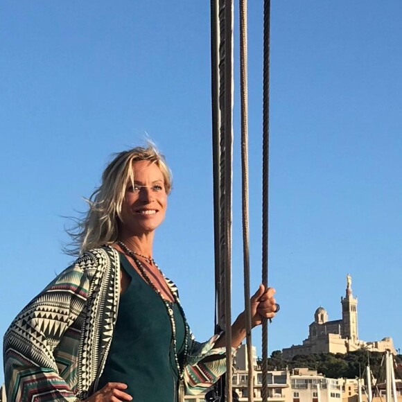 Rebecca Hampton affiche sa silhouette de rêve, jugée trop mince par certains.