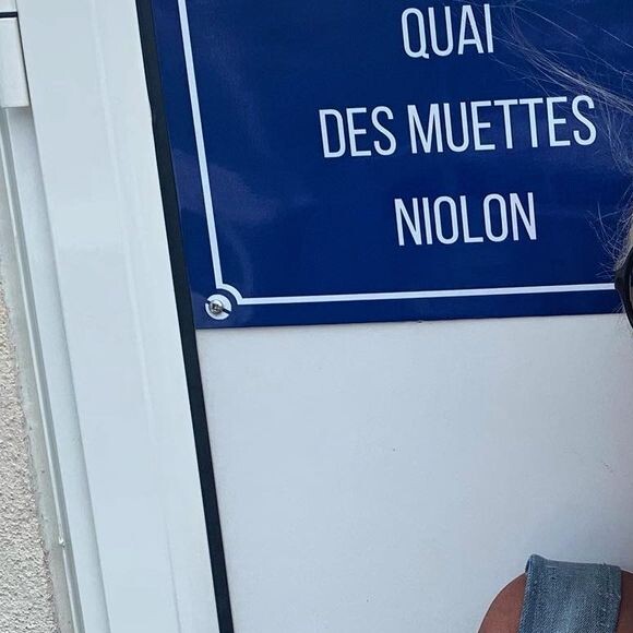 Rebecca Hampton affiche sa silhouette de rêve, jugée trop mince par certains.