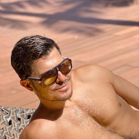 Vincent Niclo se la joue mannequin sur Instagram.