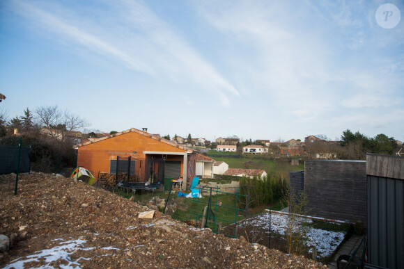 La maison en construction de Delphine Jubillar (Aussaguel) , disparue sans laisser de traces depuis le 16 décembre 2020 à Cagnac les Mines dans le Tarn. Un gendarme et une équipe du service des eaux ont mené des investigations pour chercher des traces dans le réseau raccordé à la maison. Le 7 janvier 2021. © Frédéric Maligne / Bestimage