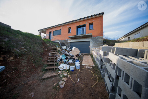 La maison en construction de Delphine Jubillar (Aussaguel) , disparue sans laisser de traces depuis le 16 décembre 2020 à Cagnac les Mines dans le Tarn. Un gendarme et une équipe du service des eaux ont mené des investigations pour chercher des traces dans le réseau raccordé à la maison. Le 7 janvier 2021. © Frédéric Maligne / Bestimage