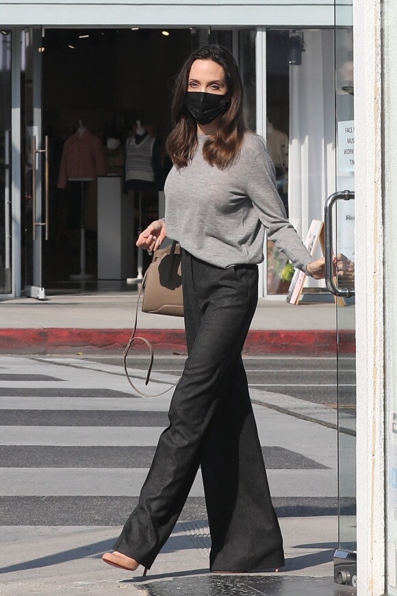 Angelina Jolie est allée acheter des lunettes de soleil avec son fils Pax dans la boutique "Optometrix: Professional Eye Care Center" à Beverly Hills, Los Angeles, le 13 août 2021. 