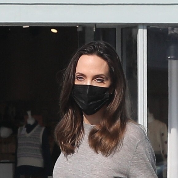 Angelina Jolie est allée acheter des lunettes de soleil avec son fils Pax dans la boutique "Optometrix: Professional Eye Care Center" à Beverly Hills, Los Angeles, le 13 août 2021. 