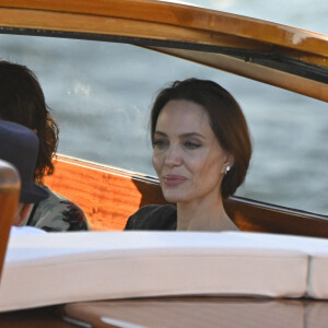 Angelina Jolie et l'artiste français JR vont au restaurant en bateau-taxi à Venise, le 30 juillet 2021. 