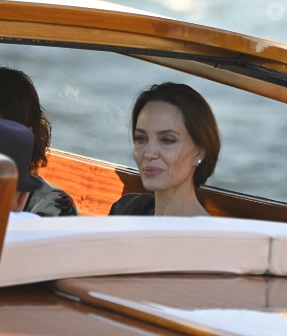 Angelina Jolie et l'artiste français JR vont au restaurant en bateau-taxi à Venise, le 30 juillet 2021. 